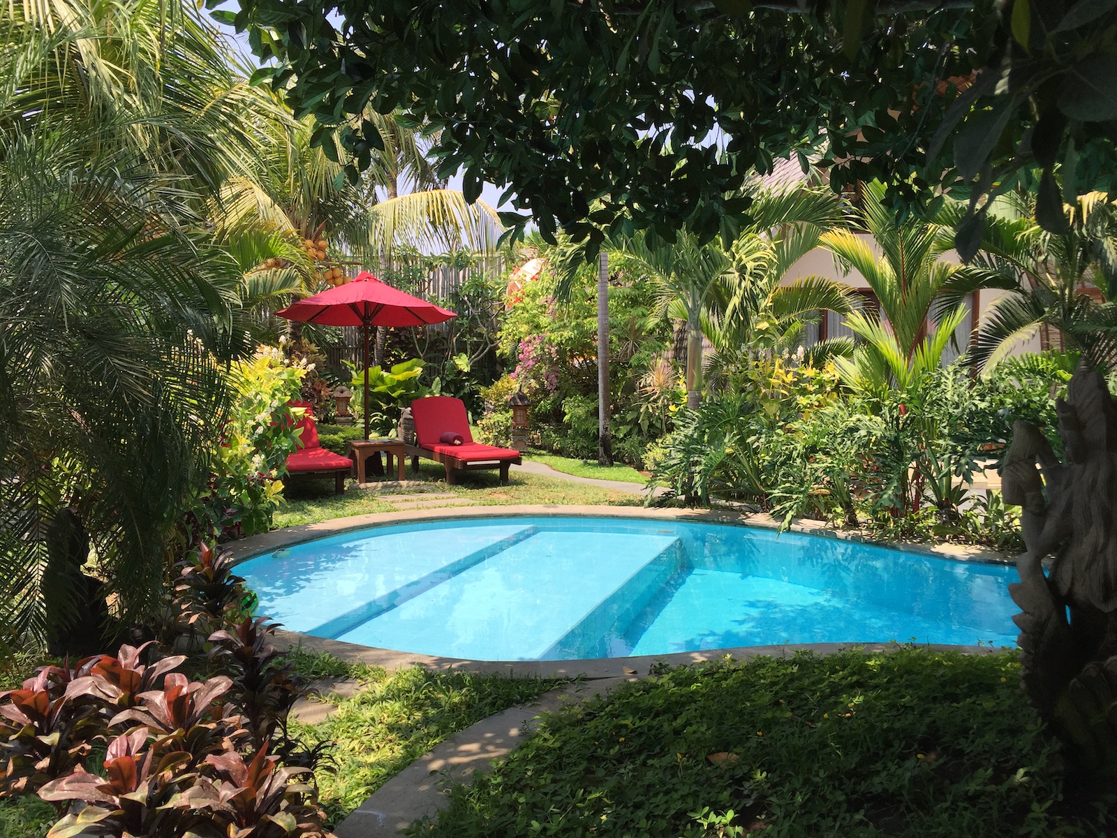 tourameo-trip-planning-honeymoon-indonesia-resort-pool