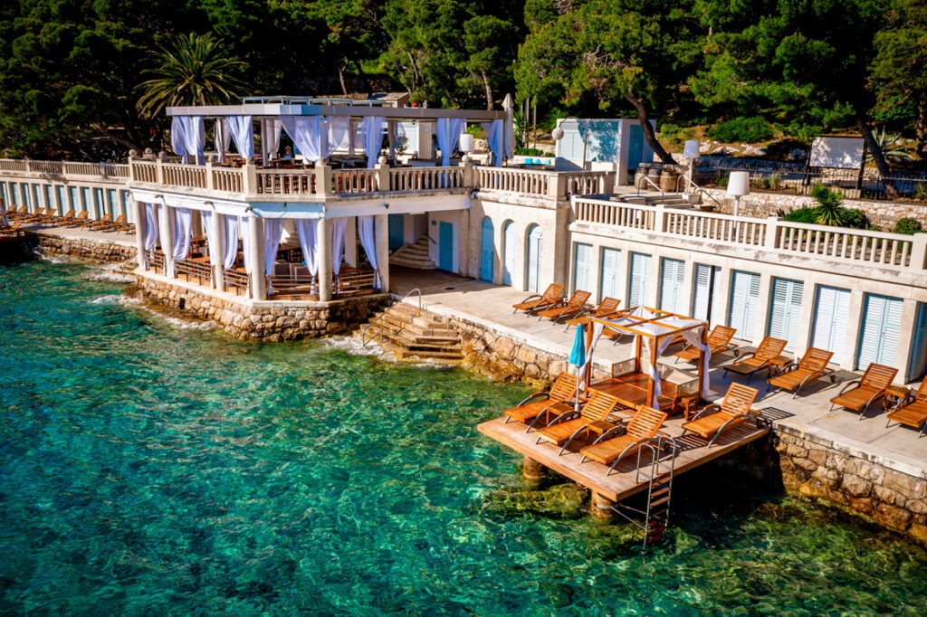 eleganter-beach-club-hochzeitslocation-kroatien