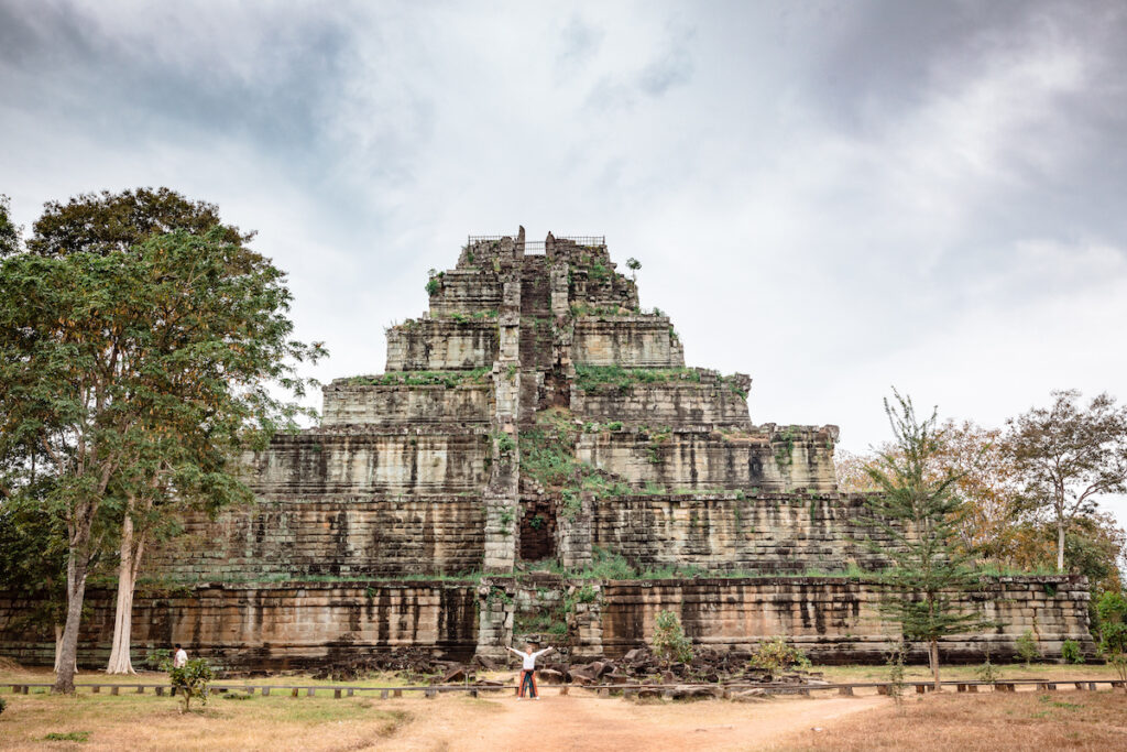 Kambodscha-kerstin-rockstein-vor-tempel-rundreise-tourameo