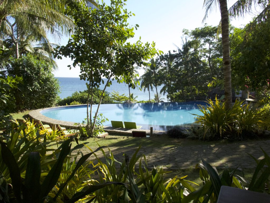 tourameo-flitterwochen-individuelle-planung-luxus-resort-infinity-pool