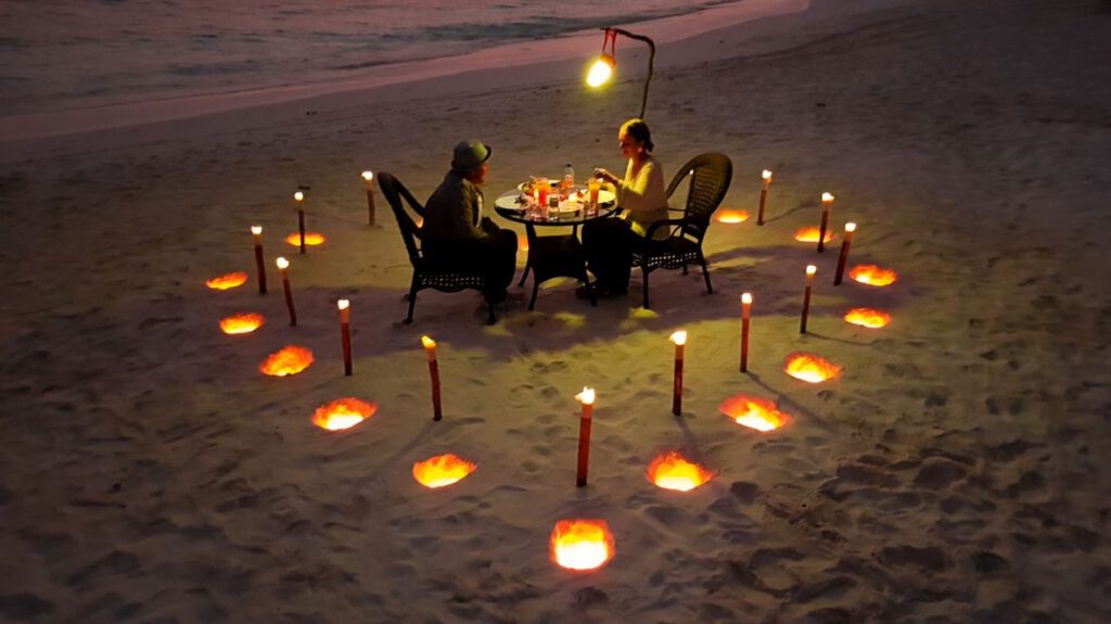 malediven-flitterwochen-honeymoon-beach-dinner