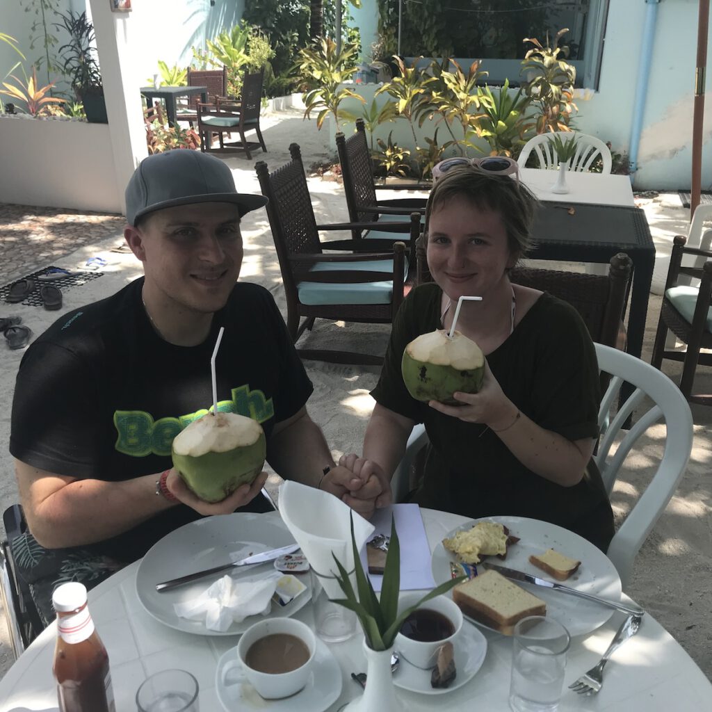 malediven-reise-local-island-kokosnuss-probieren